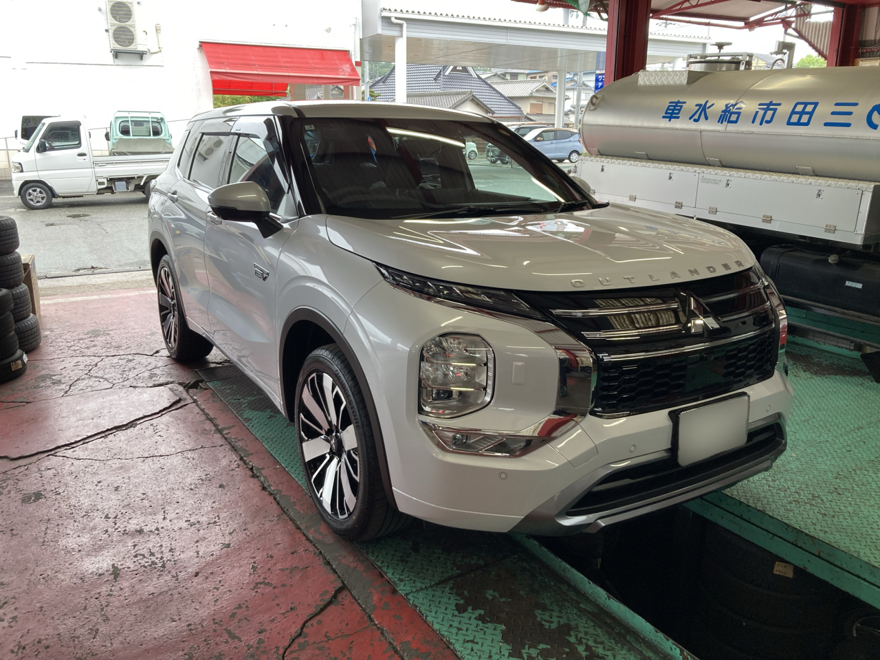 新車　アウトランダーPHEV　納車致しました！